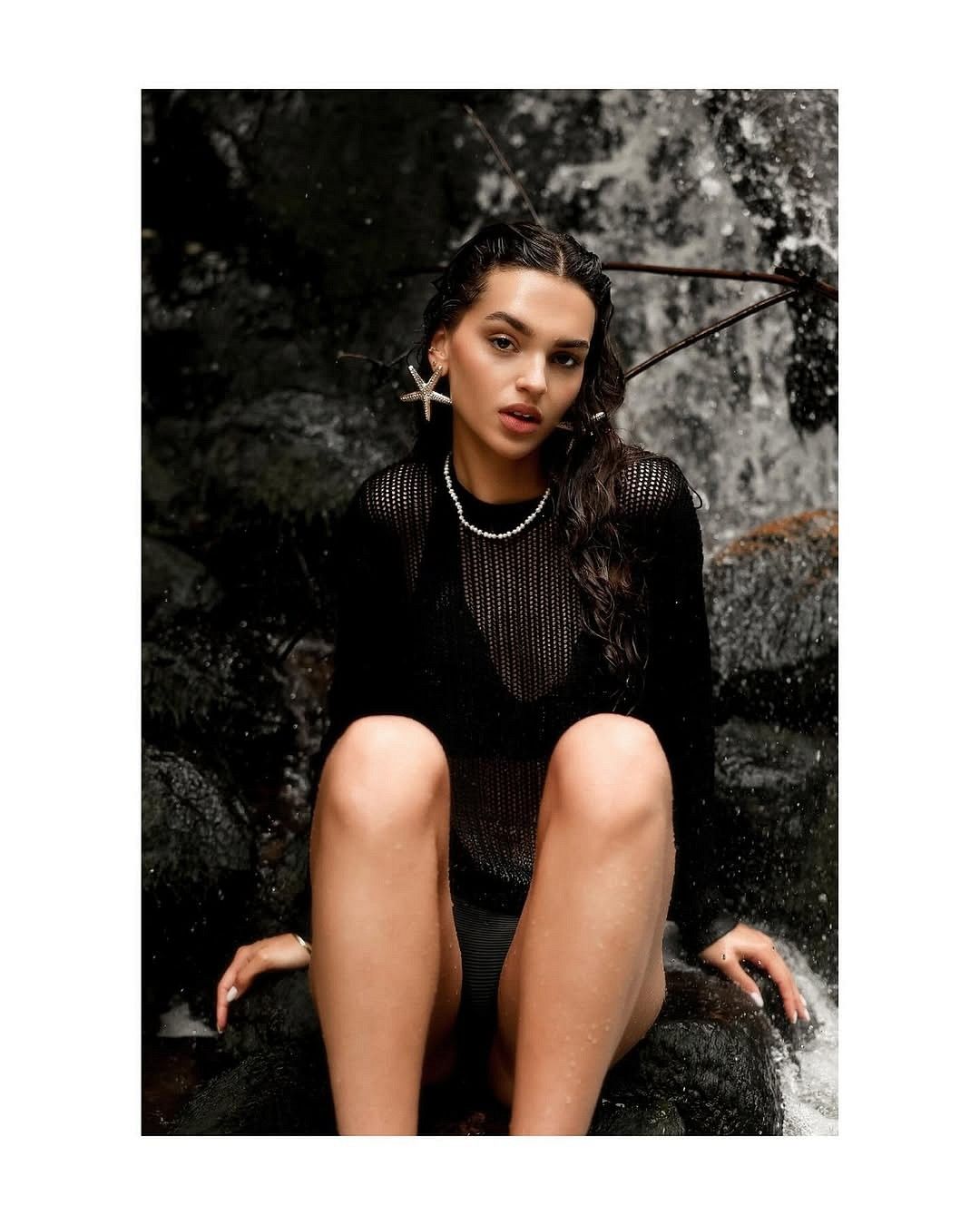 6-vakare-b-main-book-the-base